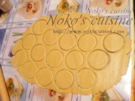 Cut round shape cookies ( 6.5 cm diameter)